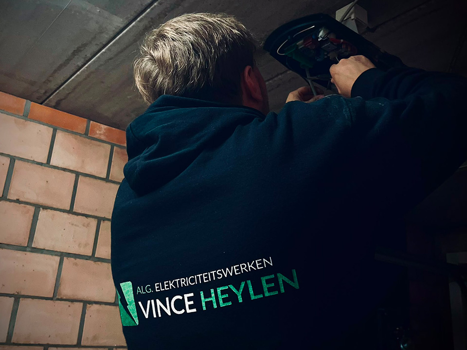 Elektricien die een elektrische installatie in een woning aanlegt