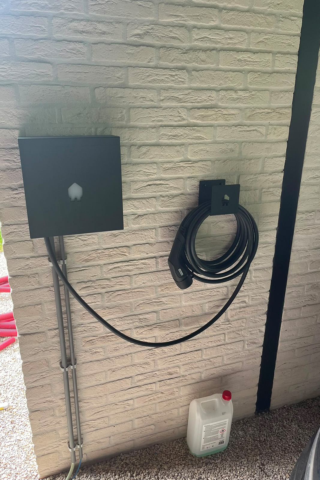 Moderne binnenverlichting in een afgewerkte leefruimte