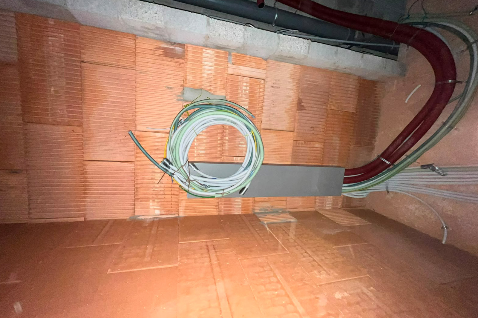 Elektricien die een elektrische installatie in een woning aanlegt