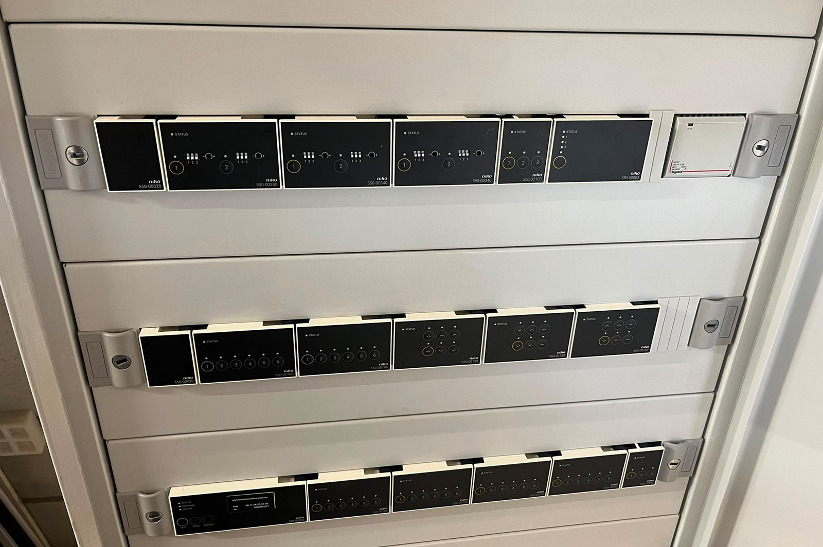 Smartphone waarmee slimme verlichting en woningfuncties worden bediend