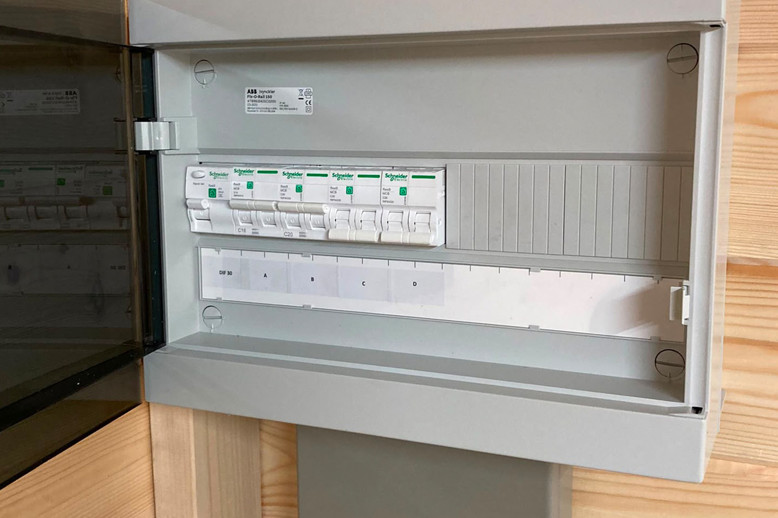 Technieker die een bestaande elektrische installatie controleert